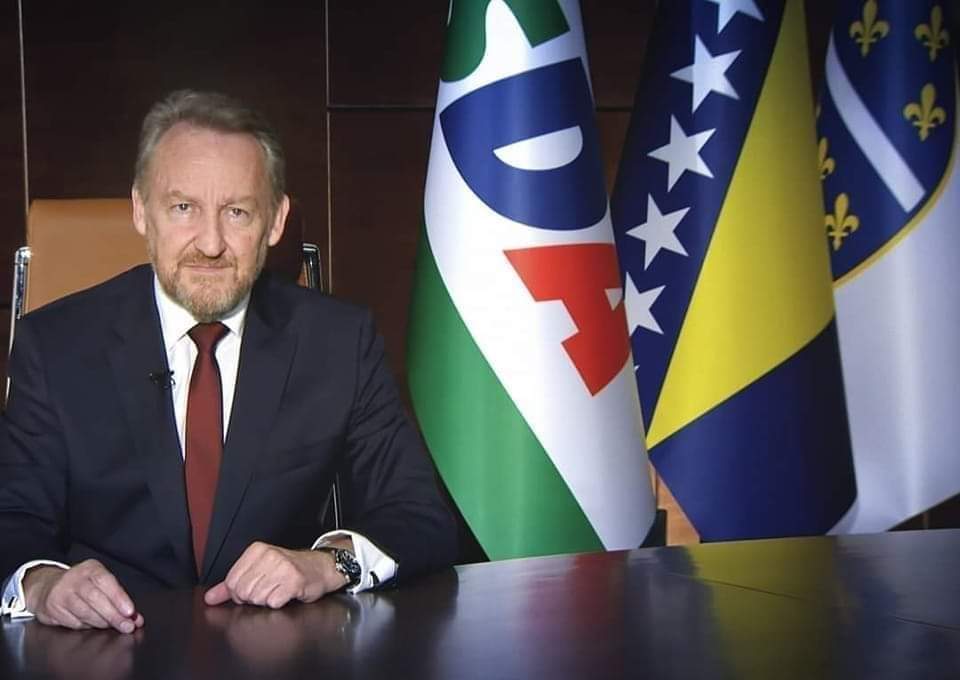 Pročitajte više o članku PREDSJEDNIK SDA BAKIR IZETBEGOVIĆ: “𝐊𝐎𝐍𝐀𝐊𝐎𝐕𝐈Ć 𝐉𝐄 𝐁𝐀𝐇𝐀𝐓𝐀, 𝐍𝐄𝐊𝐎𝐌𝐏𝐄𝐓𝐄𝐍𝐓𝐍𝐀 𝐍𝐄𝐙𝐍𝐀𝐋𝐈𝐂𝐀 𝐒𝐊𝐋𝐎𝐍𝐀 𝐈𝐙𝐃𝐀𝐉𝐀𝐌𝐀”!