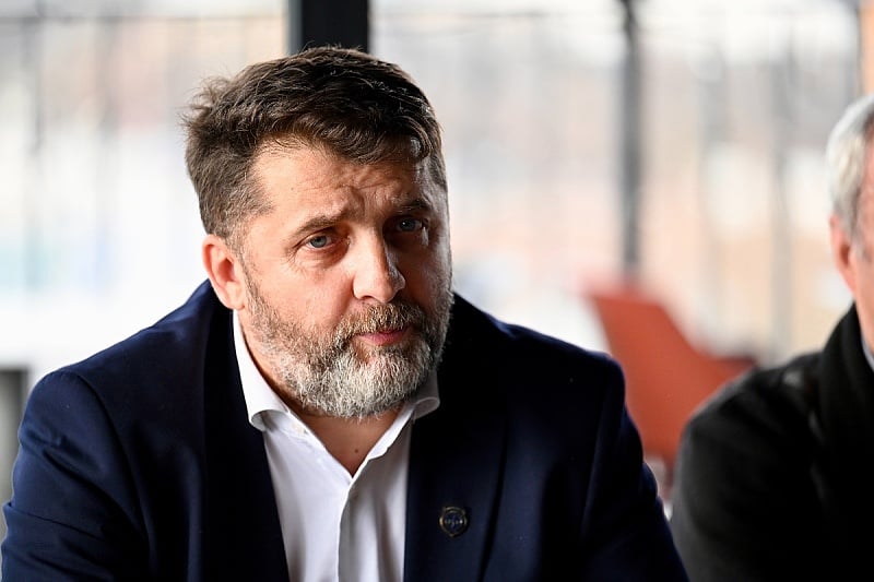 Pročitajte više o članku MINISTAR IZNAD ZAKONA: Od švaleracija i povlastica na KCUS-u do milionske blamaže s helikopterom na Igmanu