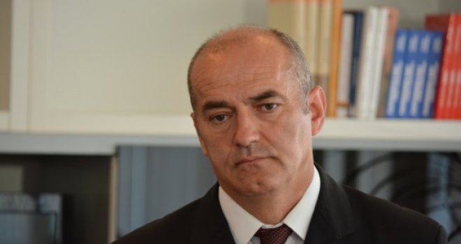 Pročitajte više o članku SKANDALOZAN JURIŠ NA PARLAMENTARNU FOTELJU: Čovjek koji je pravno i moralno srozao krovnu akademiju nema nikakav kredibilitet za glas naroda!