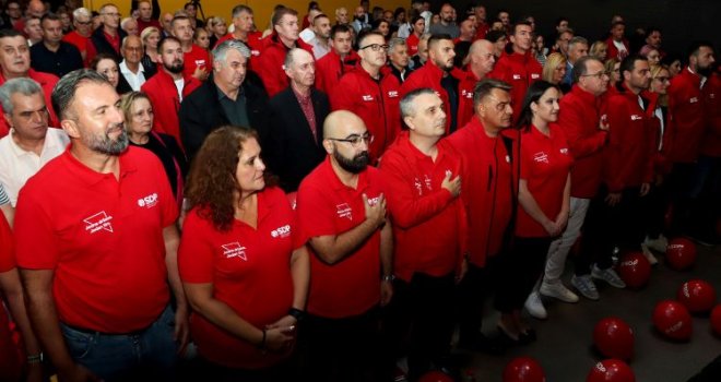 Pročitajte više o članku OPET NAM PRODAJU MUDA ZA BUBREGE: Tri godine fotelja i komfora, a pred izbore se sjetili građana!