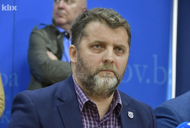 Pročitajte više o članku Mandat bez kredibiliteta i časti: Kako je Admir Katica ponizio policijsku značku i postao stranački pijun