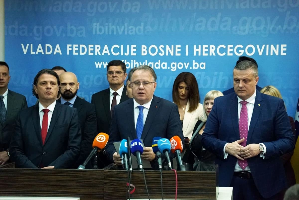 Pročitajte više o članku TRULI SISTEM: Zvanične optužnice, policijski upadi i estradna korupcija koja je srušila ministre i Nikšićevu vladu