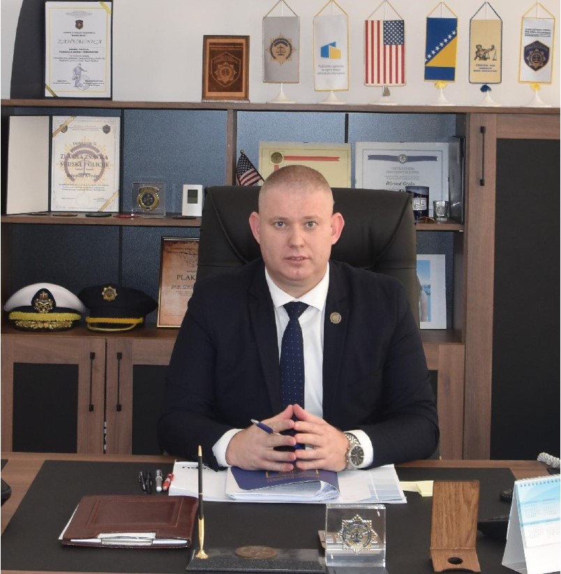 Pročitajte više o članku TEŠKE OPTUŽBE U SUDSKOJ POLICIJI FBiH: Anonimna krivična prijava protiv direktora Groše i saradnika zbog nepotizma, zloupotrebe položaja i pronevjere
