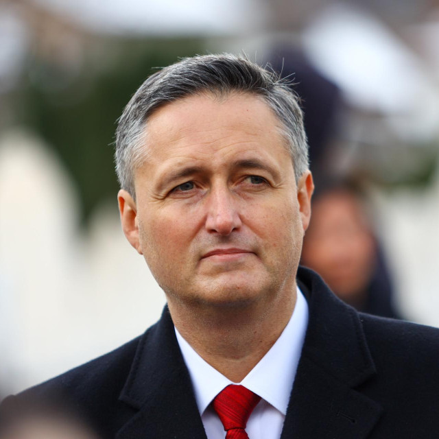 Pročitajte više o članku Politički komentar | Od Titovog groba do dove pred izbore – Ideološka šizofrenija Denisa Bećirovića: Kad zatrebaju glasovi, komunjara preko noći nauči učiti dovu!