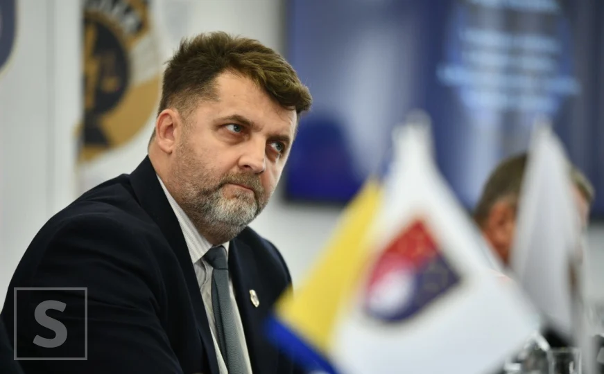 Pročitajte više o članku IMA LI SARAJEVSKA POLICIJA PREČEG POSLA? Odlazeći i nesposobni Katica koristi MUP za privatne osvete dok ulice gore!