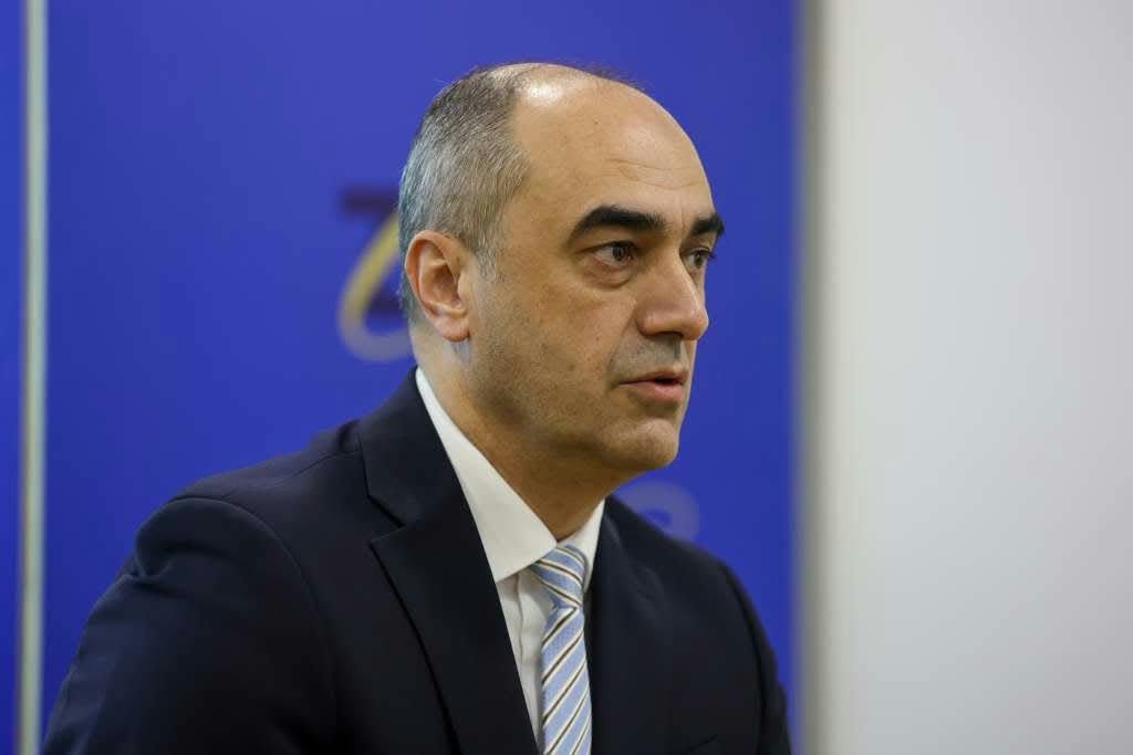 Pročitajte više o članku NAROD FINANCIRA, ON SE HVALI: Dok građani KS sami kupuju lijekove, NiP-ov direktor, Muamer Kosovac, s našim novcem glumi spasitelja zdravstva!