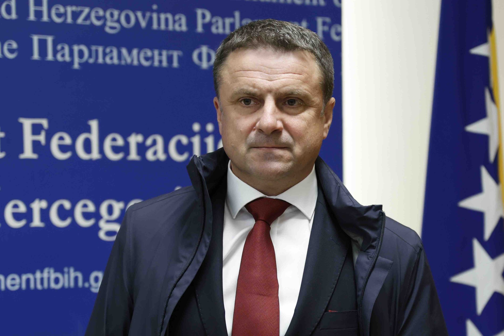Pročitajte više o članku SUMRAK PRAVNE DRŽAVE – SASTANAK PODZEMLJA POD BUDNIM OKOM OPERATIVACA: Stisnut između presuđenog vođe zločinačke grupe i osumnjičenika – Za koga zapravo radi zamjenik direktora FUP-a, Vahidin Šahinpašić?